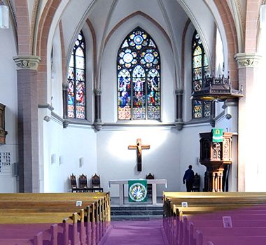 Kirchraum Gesamtansicht vom Eingang her