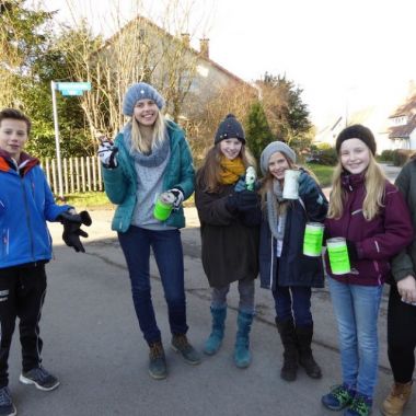 Konfirmanden bei der Sammlung für die Aktion Christbaum