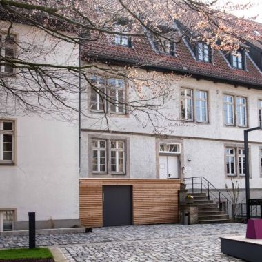 Kirchplatz und Gemeindehaus aus Richtung Sakristei