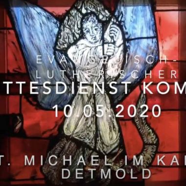 Kirchenfenster mit Gottesdienst Titel.