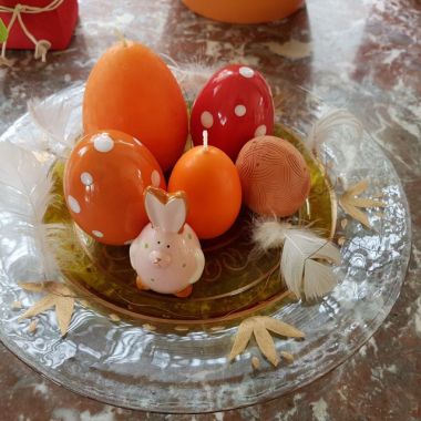 Ostereierkerzen auf dem Osterfrühstückstisch