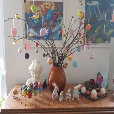 Osterstrauß auf Buffet