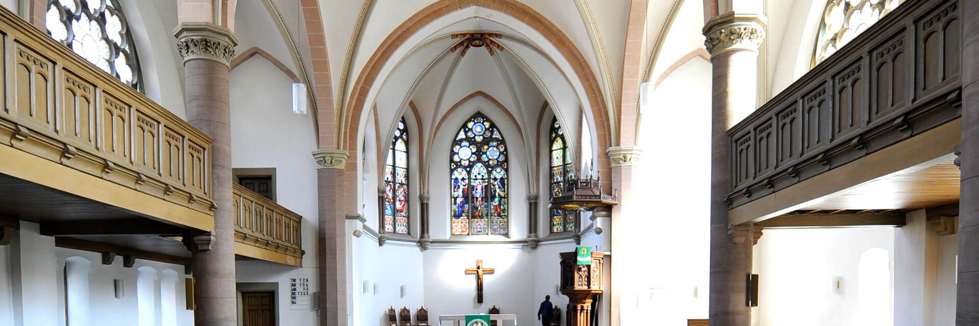 Innenansicht der Martin-Luther-Kirche in Detmold mit Blick zum Altar