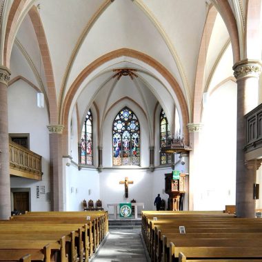 Innenansicht der Martin-Luther-Kirche in Detmold mit Blick zum Altar