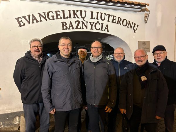 von links: Curt Christian Petschick, Bischof Mindaugas Sabutis, Pfarrer Frank Erichsmeier, Superintendent Dr. Andreas Lange, Pfarrer Richard Krause, Bernd Hölscher und Klaus Blattgerste.