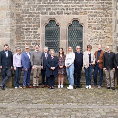 Gruppenfoto vor der Martin-Luther-Kirche in Detmold: v.l. Andreas Illg, Christa Willwacher-Bahr, Thomas Schmidt, Cordula Neuser, Rüdiger Lang, Dr. Kilian Klages, Gerold Werner, Friederike Miketić, Saskia Manhenke, Nina Niemann, Lutz Boeder, Nicola Zink, Arnd Schepmann, Friedrich Wilhelm Rödding, Antje Schüsseler, Frank Erichsmeier