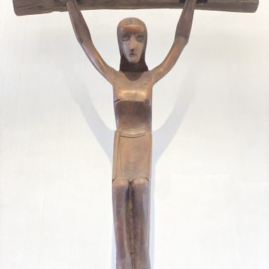 Foto von Josef Rikus, Kruzifix Undatiert (19539 / unsigniert) Eiche mit getönter Lasur H ca. 177 – 185 cm B ca. 135 – 140 cm Schieder Kath. Pfarrkirche St. Laurentius