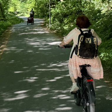 Zwei Frauen fahren Fahrrad. Perspektive eines Radfahrers, der hinter ihnen fährt.