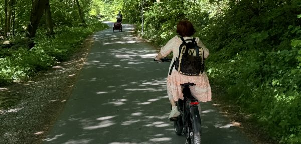 Zwei Frauen fahren Fahrrad. Perspektive eines Radfahrers, der hinter ihnen fährt.