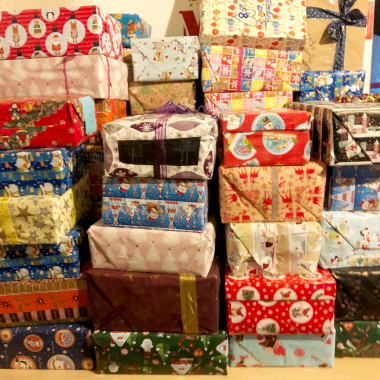 Eingepackte Geschenke der Agape-Aktion