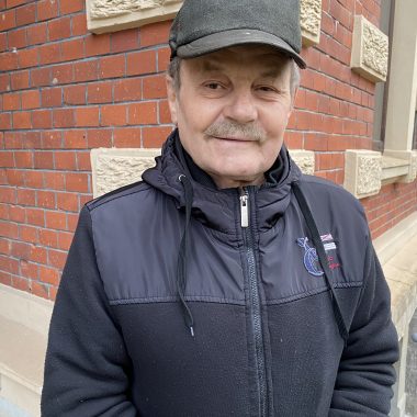 Rudolf Naumann vor dem Haus der Kirche, Detmold-Herberhausen