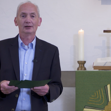 Lars Kirchhof vor dem Altar der Dreifaltigkeitskirche