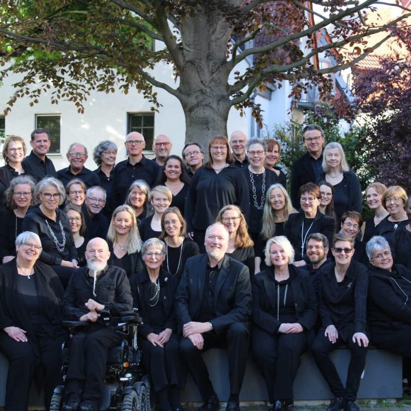Geospelchor GospelX auf dem Kirchhof der Lutherkirche Detmold