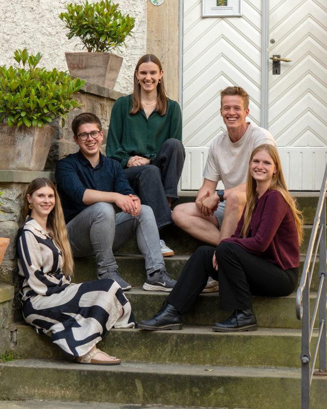 Team der Evangelischen Singschule Detmold auf der Treppe vor dem Gemeindehaus in der Schülerstraße 14, Detmold: v.l. Vanessa Kampmeier, Max Jenkins, Mia Nilges, Felix Märtin, Lea Fürstenau