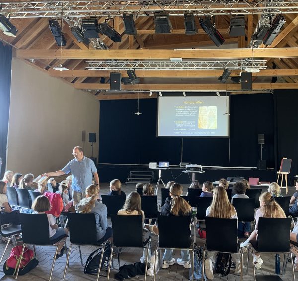 Hans Hermann Jansen (stehend) und die Kinder der Evangelischen Singschule Detmold in der Abtei Marienmünster